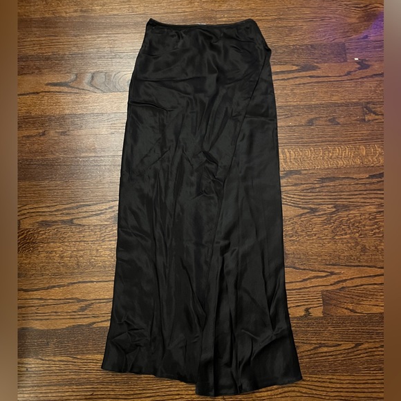 Zara - Black Small Midi Skirt with a Slit - Picture 2 of 2
